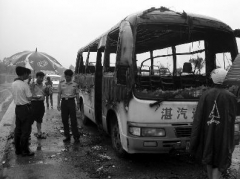 雷城附近路段一客车